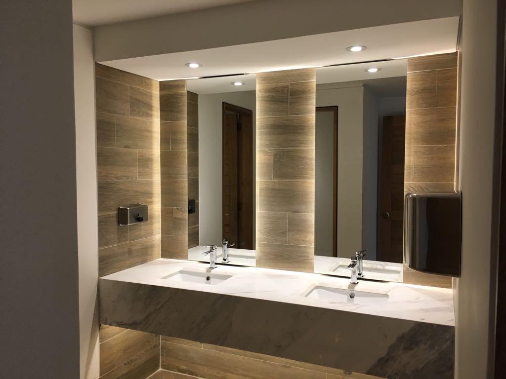 Mesón de baño en mármol